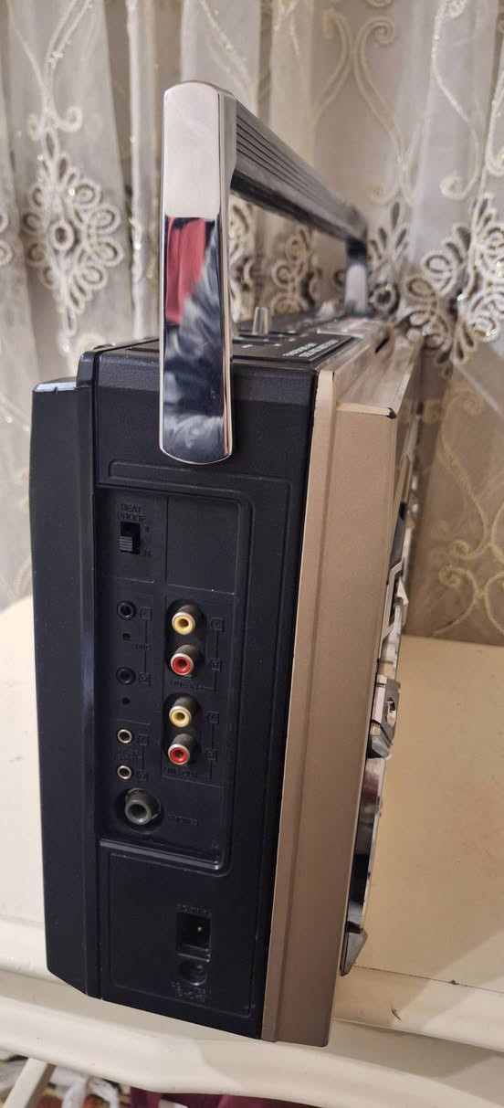 رادیو مسجل نشنال بانسونك یاباني اصلي    جهاز نضیف جدآ جدا  
صوت عالي ونقي  انتاج 1988 
يعمل على الكهرباء 220 فولت  المباشر او بطاريات عدد 8 کبیر 
موجات رادیو FM MW SW1 SW2 
توصیل  للحجز مراسلة الصفحة او مراسلة واتساب على الرقم ***********
