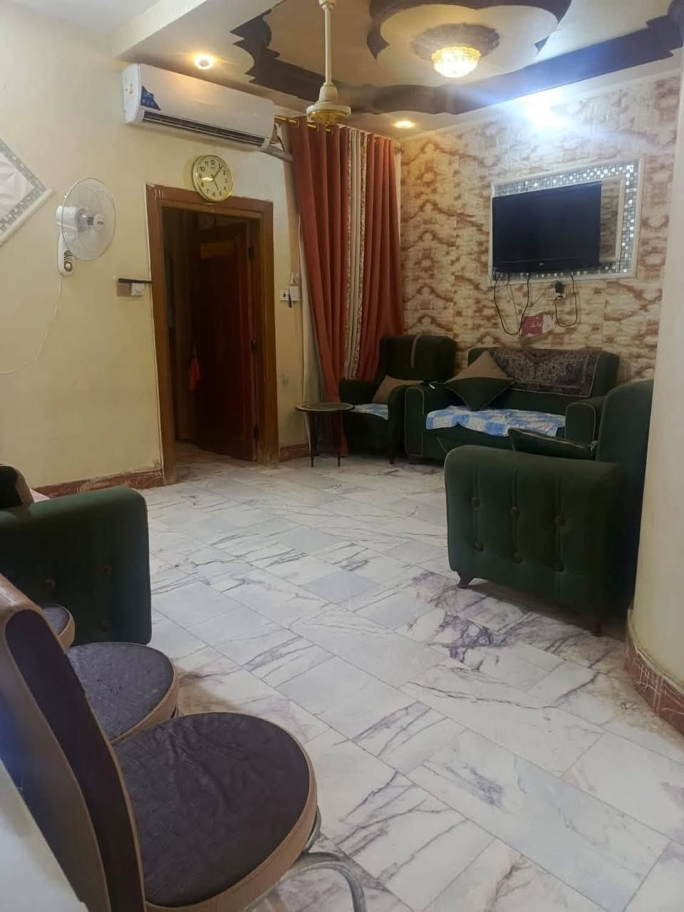 دار للبيع  بالمشتل مساحه 150 متر٢ الواجهه 6*25 على ساحه  غرفه  وديوانيه وصاله ومطبخ وصحيات داخليه و خارجيه وكراج  البيت عكاده البيت نظيف جدا يقع في الفرع الأول قبل الجامعه من جهة الشارع الرئيسي. مكلف بالنشر. رقم صاحب الدار ***********. أو راسلني خاص إذ لم تتم الاجابه بالخط.
