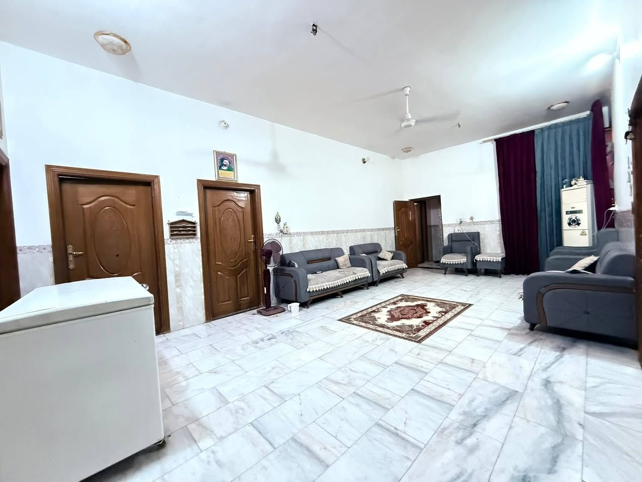 البيت للبيع طابو صرف المساحه 300متر بناء حديث 2غرف نوم صاله 4/9ستقبال 4/8مطبخ حار +مطبخ بارد مجمع صحيات داخلي وخارجي موقع البيت على ساحه منتزه خدمات ماء وكهرباء ومجاري علمن ان سقف البيت صب كونكريت +رباط للأستفسار اتصل على رقم ***********
