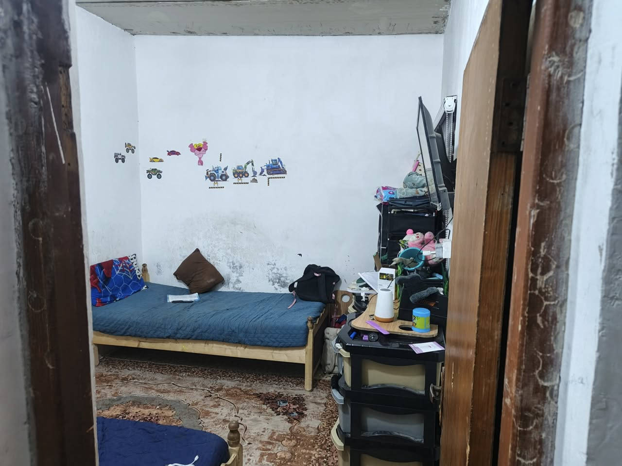 بيت لبيع بغداد الشعب حي الجزائر بل تجاوز مال لمثلث مساحة 150متر ركن علة اربع شوارع شارع يطلع عله شارع الربعين ولثاني يطلع عل سده واحد يطلع له عياده الشعبية واحد يطلع عل لمثلث السعر خاص أو تصال عل رقم بي واتساب بيت تجاوز ***********
