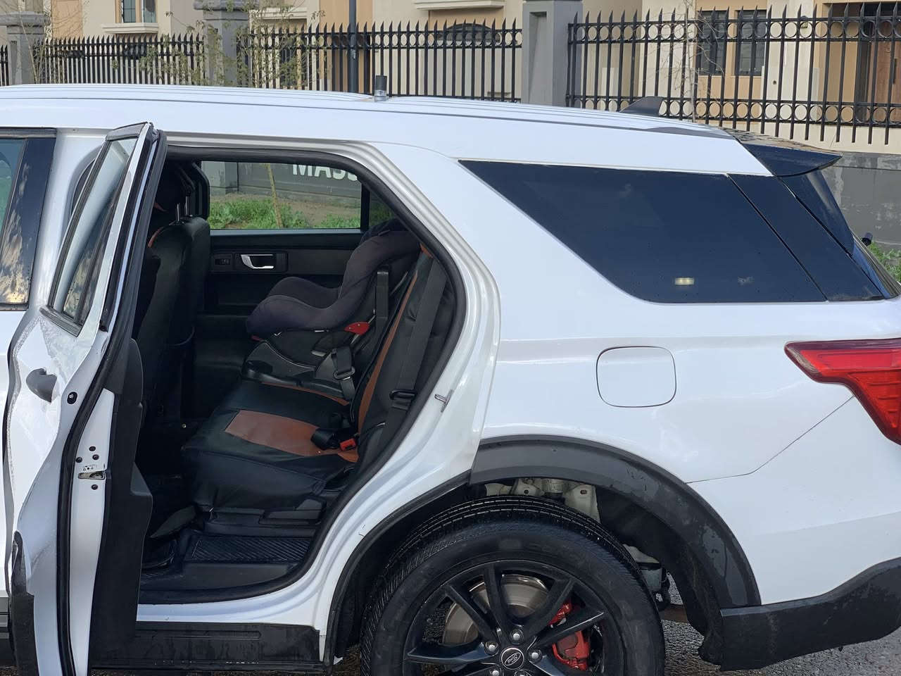 سلام عليكم 
‏‎‏‎       ——— لـلـبـيع  ———

‏‎‏‎فورد اكسبلورر       بوليسي  —  Ford Explorer

‏‎‏‎وراد أمريكي.     —  بدون ايرباك 

‏‎‏‎الموديل           — ٢٠٢٣

فئة.                 —  /4WD 

حجم المكينه   — V6/3300

‏‎‏‎اللون               — ابيض  

‏‎‏‎المسافه المقطوعه — ٤٧٠٠٠    ألف ميل   

‏‎‏‎حاله السياره. — الضرر  جاملغ خلفي وشبر من صندوق بي صبوغ سياره بدون تبديل 

‏‎‏‎المواصفات 
‏‎‏‎-كشنات جلد عدا كشن السائق والسكن
‏‎‏‎حساسات خلفيه 
‏‎-دبل اكسل  
‏‎-هندبريك بصمه 
شاشه كبير كار پلي 
‏‎‏‎-كرسي السائق  كهربائي
‏‎‏‎-كامره خلفيه   
‏‎‏‎باقي المواصفات المعروفه
‏‎‏‎رقم السياره    —  اربيل سنويه جديده  وهزه  جديده  
السعر ٢٠٥ ورقه 
‏‎‏‎موقع  السياره —  اربيل
رقم واتساپ
***********
