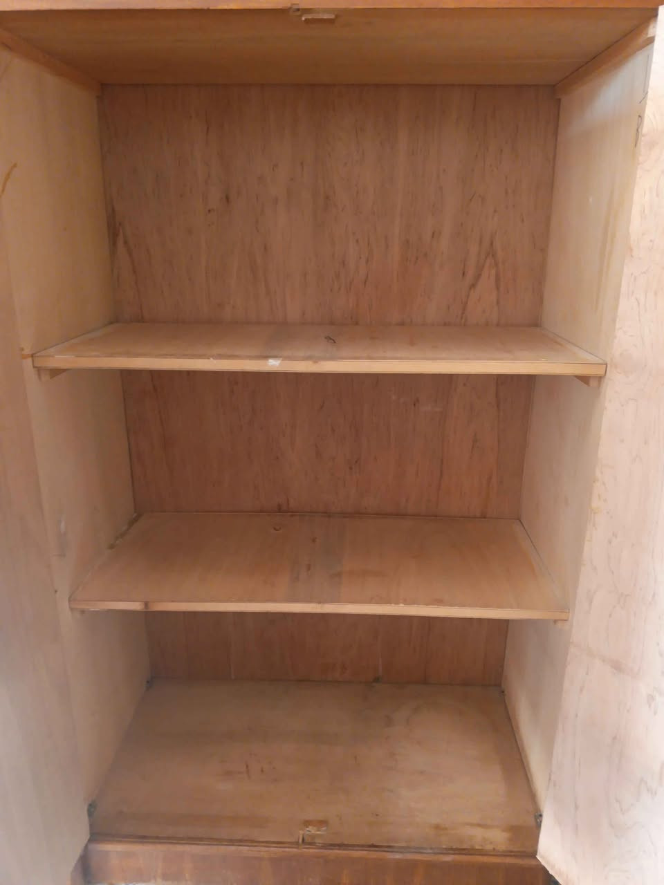 غرفه ملحق 6 ابواب نظيفه شغل ثقيل دنك مهوكني السعر550 العنوان حي تسعين نهاية حي صدام *********** موصل, نينوى
