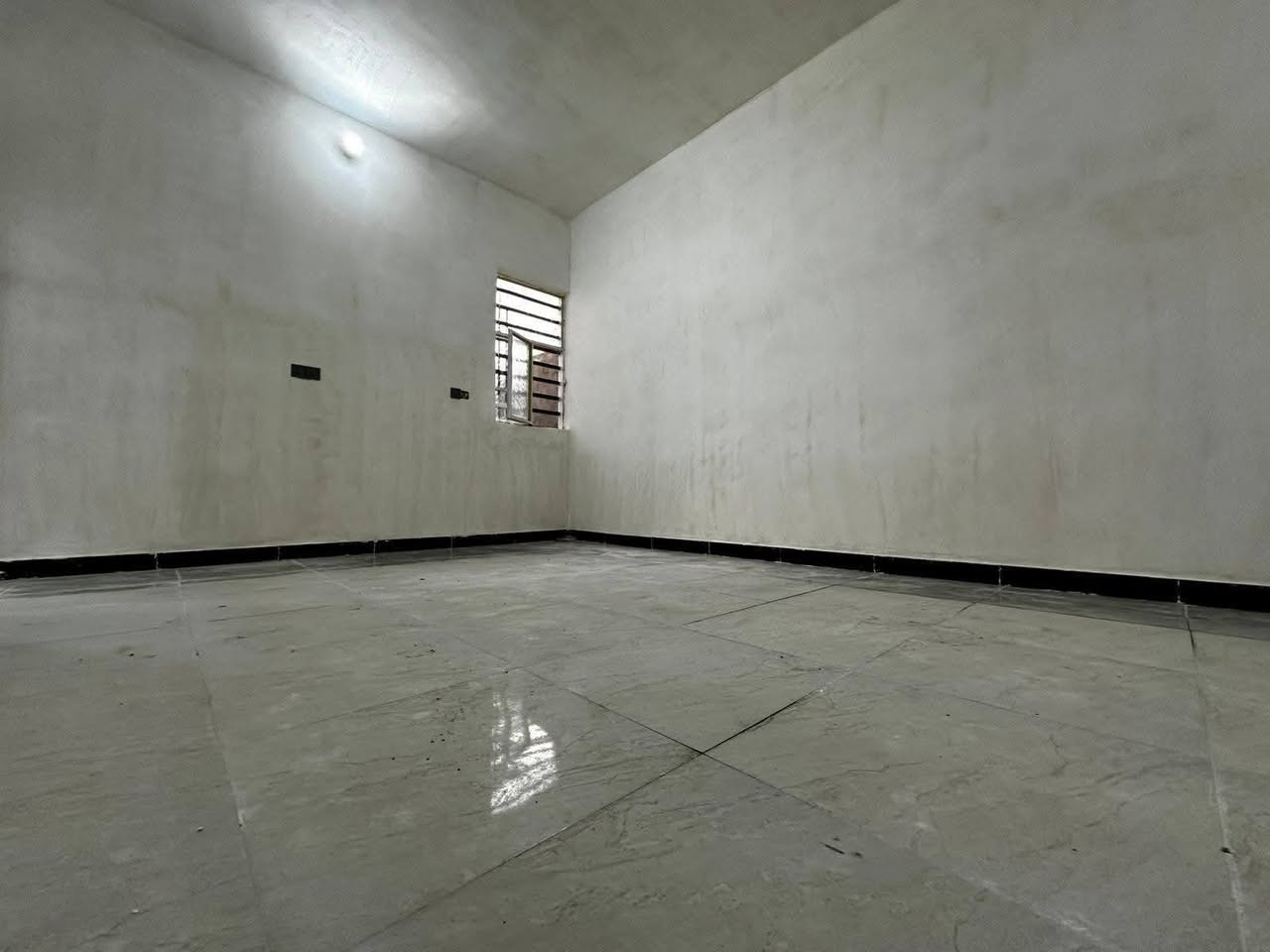 مكلف بالنشر للبيع بيت مساحه ١٠٠ متر طابو زراعي مجمع الجوادين السكني منطقه سيد حبوب وكل الخدمات متوفره سند ٢٥ ومداور سهم بطابو شغل درجه اولى اساس كونكريت مكون من غرفه وصاله ومطبخ وصحيات وبراني ومناور ودرج وبيتونه وتشريفه الاتصال على الرقم ***********
