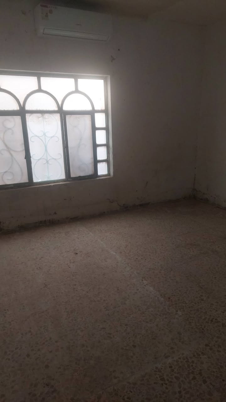 شقة للايجار 100م قرب مسجد السهلة غرفتين وصالة ومطبخ 250 الف مع الماء والكهرباء للاستفسار ***********
