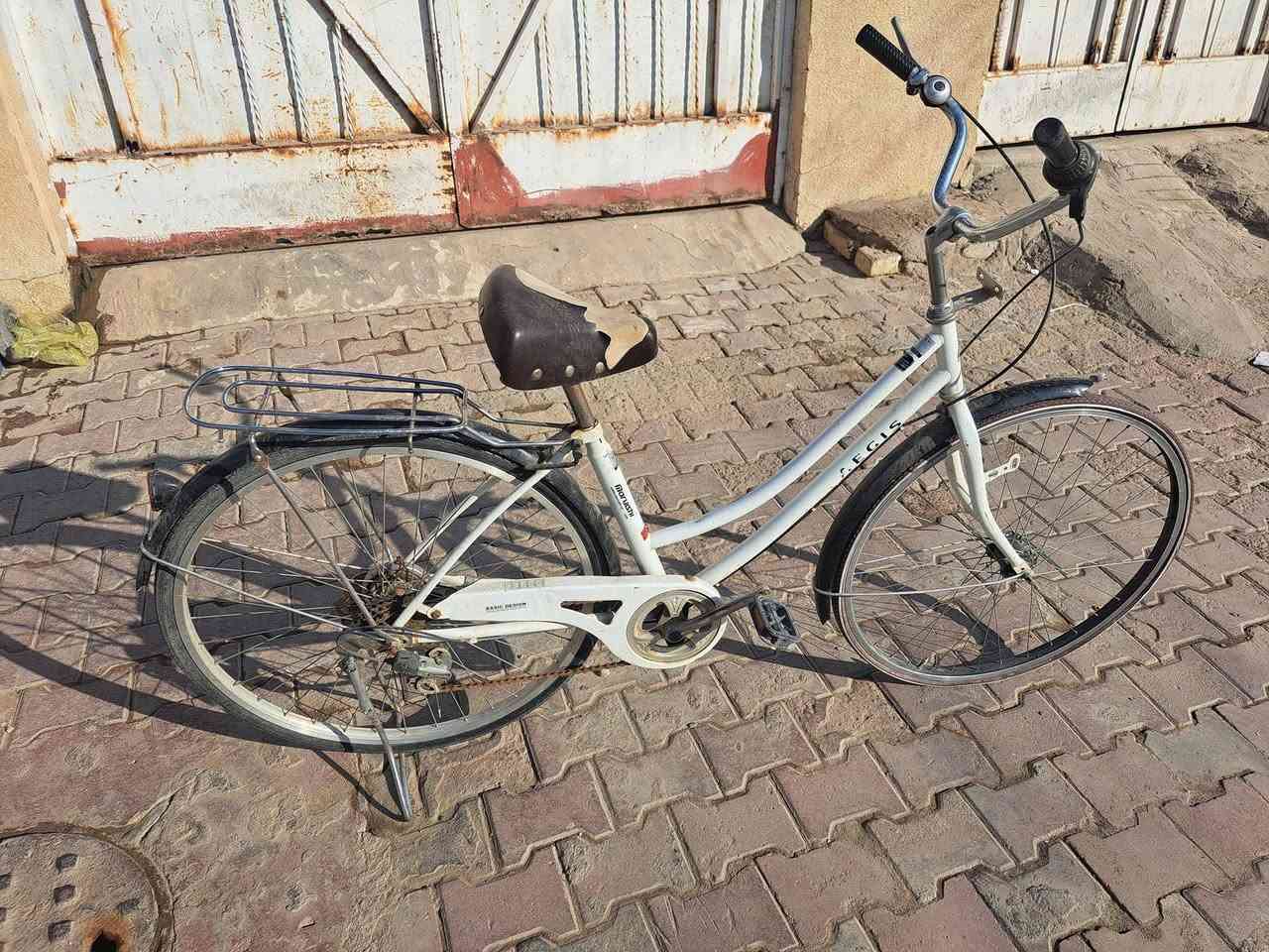 السلام عليكم شباب بيسكل بناتي حجم 27 للبيع البيسكل توايره تعبانه يعني عوزه تايرات البيسكل باله جديد ونضيف البيسكل سعره 90 اوبي مجال للشرايه صدك
متواجد خاص او رقم واتساب***********
