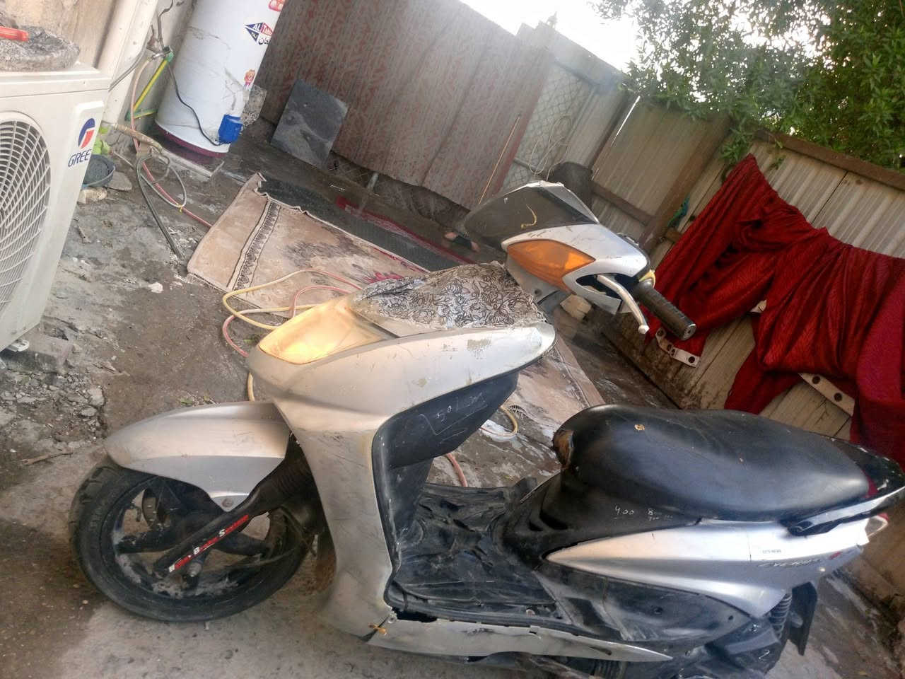 سلام عليكم دراجه سكنس ياباني لبيع شغاله نص نكره سلف وهندر وكهرباءيتها كلها شغاله  كامله وكفراتها بلاديه مهامه كلهاانضاف مختمه ومحركها بلادي نطيف مامفتوحه ابد بلاديه ناعمه حيل خرسه شلعه ومعدل خير من الله وتأيراتها جدد وكابريتر بلادي  مكاني بشارع فلسطين رقمي ***********متواجد وتساب ورصيد السعر 350 بيها مجال لشراي
