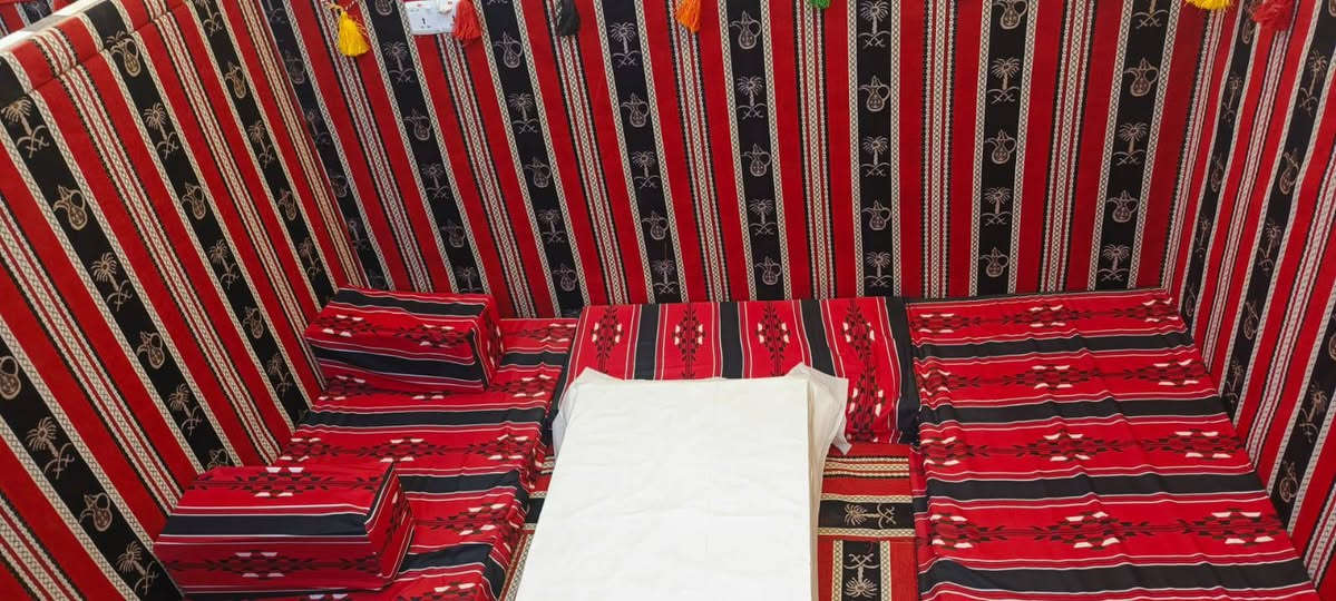 مطعم مندي للبيع
يحتوي على جلسات عربية
تنور 
مجمدة 2 
عارضة 1
صاحب المطعم 
***********
الأسعار يمه تكدرون تستفسرون منه
