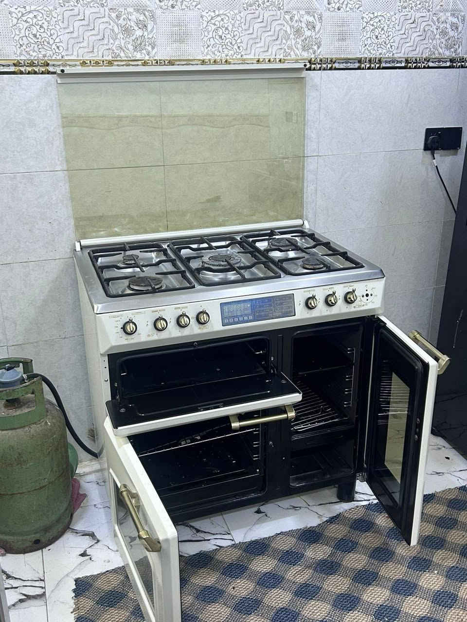 طباخ الماني جديد ونظيف خمس مشاعل وثلث أفران فرن منهن كهرباىي بسعر 450 وبي مجال نظيف سعره بالسوك مليون العنوان حي بغداد بعد علوة المخضر للأستفسار ***********
