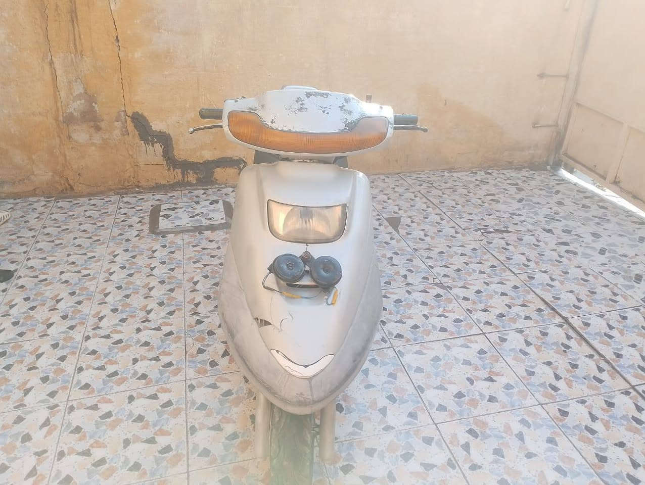 السلام عليكم عندي دراجه ميه ياباني للبيع نقص كابريتر وبيها نضوح بالمكينه تخم تاير كهربائيات كامله وباتري جديد مابدل شي بس الكيلو متر مال عداد مبدل ومكينه   بلاديه السعر 300 وبيها مجال الرقم ***********
