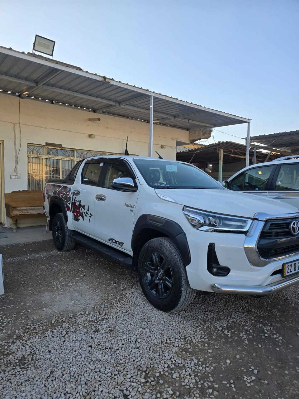 السلام عليكم تويوتا هايلوكس للبيع موديل 2022 السياره كفاله عامه بيها باب مرخه سياره  جديده لون ابيض اي استفسار عن الرقم ***********
