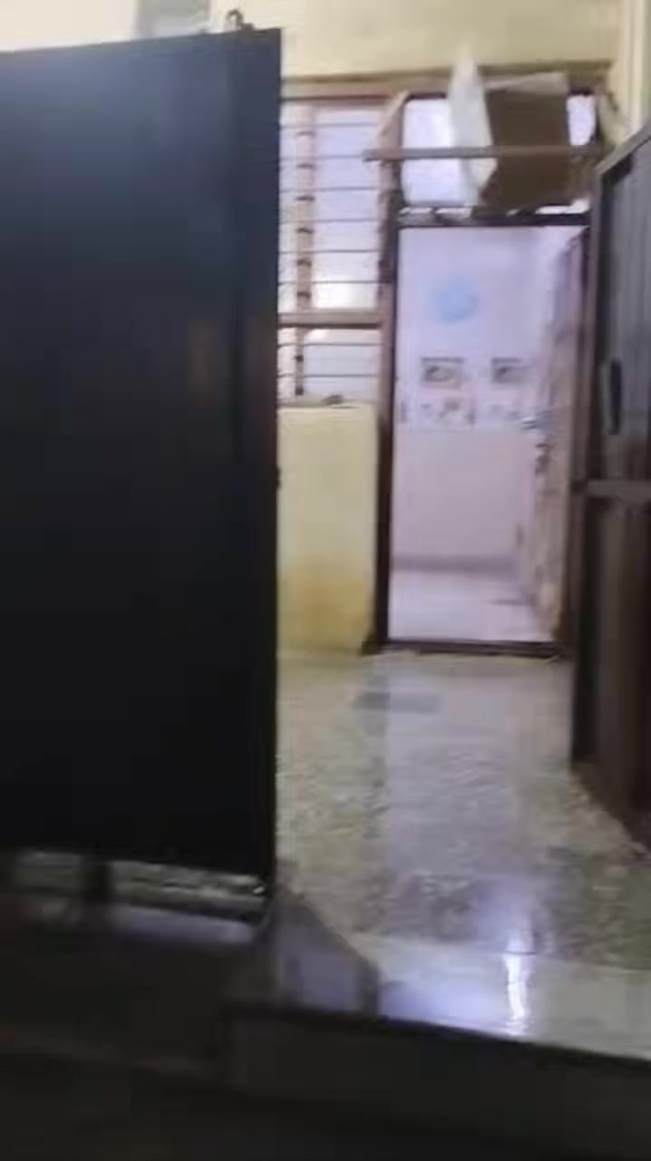 بيت للايجار كامل جدا نظيف وصالح للسكن فورا 
مساحه 100 متر 
يحوي على صاله ومطبخ وحولي وغرفه نوم وخدمات وسطح عدد 2 
عنوان صليخ 
يبعد عن خط 5 مشي ربع ساعه 
متوفر واتس اب ***********
