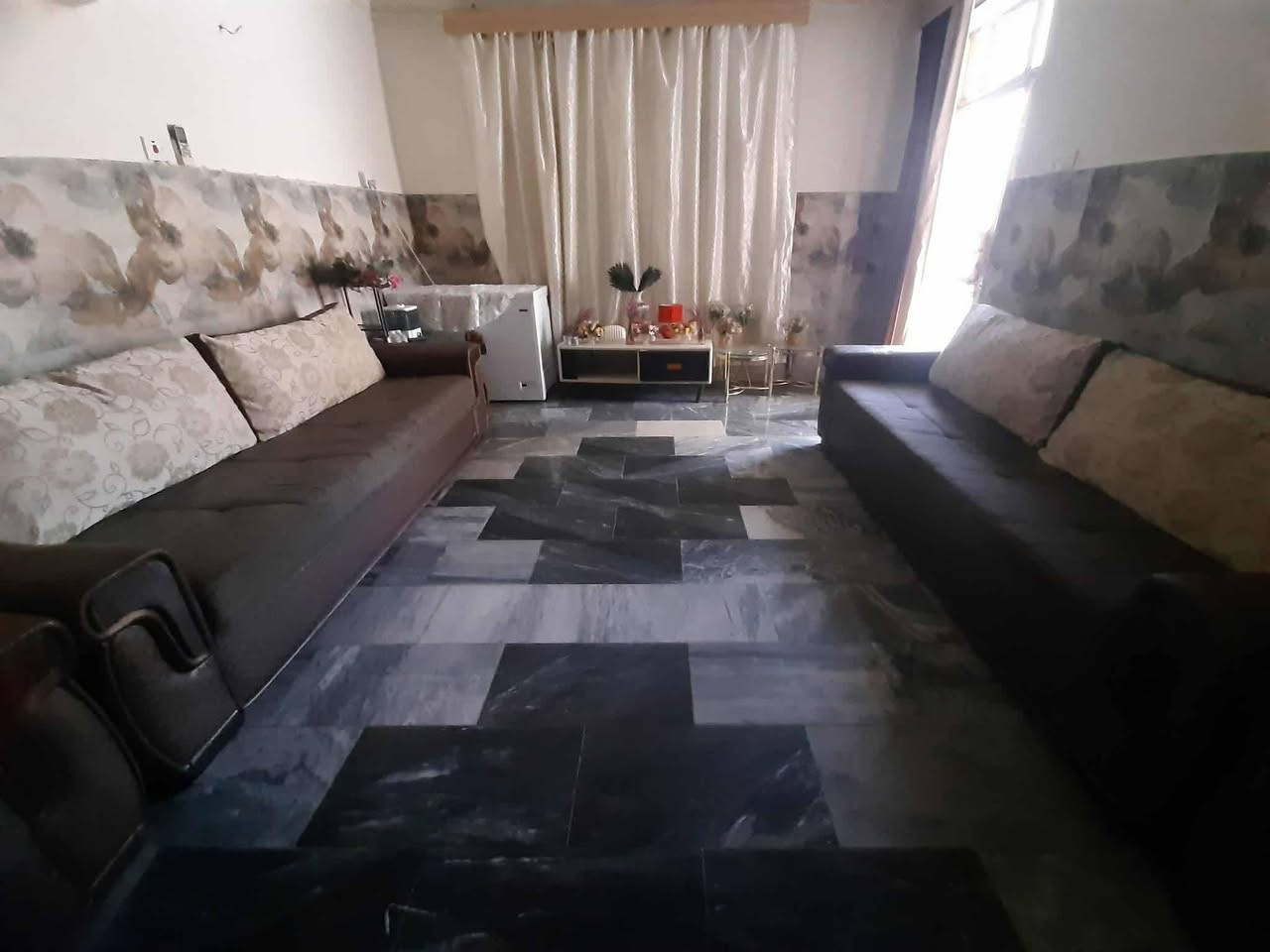 دار للبيـــــــــــع 
طابو صرف ركن على شارعين موقع مميز خدمات مجاري + تبليط  + خط مولد ليلي
 
مساحة الدار ٢٤٧ متر بالسند واقع حال ٢٦٠متر
الدار طابقين ارضية مرمر يحتوي الطابق الاول على غرفتين نوم + هول + مطبخ + استقبال + صحيات
كراج + حديقة 
الطابق الثاني غرفتين نوم + مطبخ + صحيات 

العنوان / البكرلي الاولى شارع ٢٠  
للتفاصيل اكثر الاتصال بالرقم ‪077-353-11176
