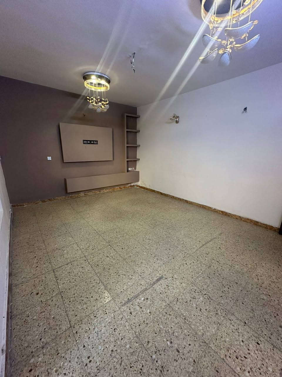 🏡 بيت للإيجار 🏡  

━━━━━━━━━━━━━━

📍 الموقع: السيديه  مربع ٤٠٠ (شارع ١٥متر ) 

━━━━━━━━━━━━━━

📐 مساحة البيت: ١٢٠ م٢

━━━━━━━━━━━━━━

🏠 مواصفات البيت:
•  ثلاث غرف نوم 
• صاله. 
• مطبخ (مجهز كاونتر) 
• خدمات كامله. 

━━━━━━━━━━━━━━

📞 للتواصل والاستفسار على الأرقام التالية:

***********

━━━━━━━━━━━━━━

🏘️ تتوفر لدينا أيضاً بيوت وشقق للإيجار في منطقه السيديه   وأسعار مختلفة، راسلونا وسنساعدكم في اختيار الأنسب لكم.
