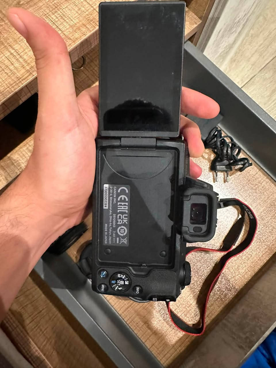 السلام عليكم
للبيع | Canon EOS R50 

أستعمال الكاميرا جداً قليل وبعدها جديدة ونظافتها واضحة بالصور 

الملحقات الي وياها :
عدسة canon 15-45 ✅
عدسة canon 75-300 عدسة عملاقة ✅
وبقية الملحقات الي موجودة بالصور كلها تاخذها وياها 

مكاني بغداد 
للتواصل خاص او واتساب ***********

