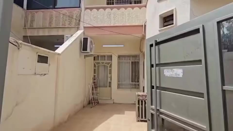 مكتب ابو شمال للعقار ✅️ دار للبيع مع الاثاث الي موجود بالفديو في حي الحدباء قرب سايدين المضخه وجامع ذكوان 

🔴 مساحة 120 متر واجه 6 طابق ونص 

🔴 يحتوي على غرفتين نوم .استقبال .  هول 2 . مطبخ . مغاسل . كراج . سطح 2 

🔴 اتجاه شروق . شارع تبليط 12 

🔴سند بسم الشرعي مكاتبه مع الشرعي 
ملاحظه الغراض الي بالفديو كلها مع الدار 
          السعر 170 قابل للتفاوض 

***********
*********** موقع المكتب حي السكر 
***********  قرب جامع الصفا والمروه
