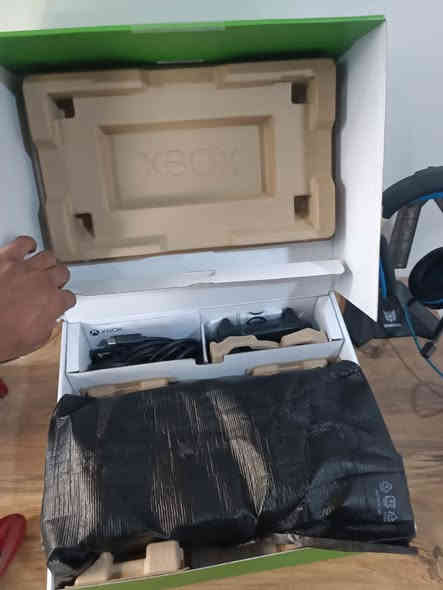 السلام عليكم اكس بوكس سيريس اس 1 تيرا بايت ملحقاته كامل موجودة نضافه الجهاز 99‎%‎ بعدة جديد استخدام قليل انتاج سنه 2024 الجهاز بي ضمان شهر كامل حقيقي لا مفتوح ولا مصلح ولا اي خلل.
السعر 435 الف بي مجال بسيط مكاني كركوك ورقمي *********** يتوفر التوصيل وبل الخدمة.
