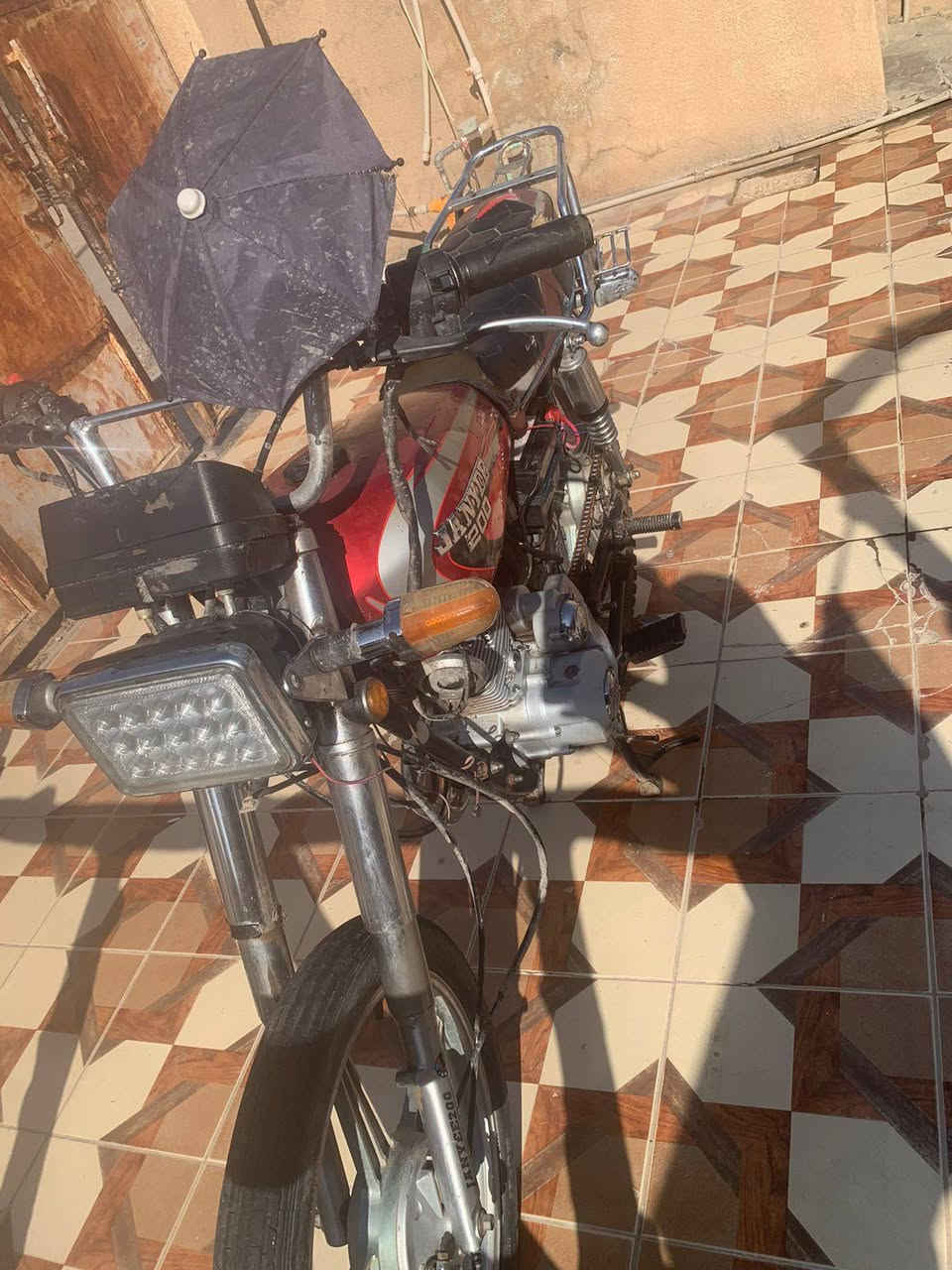 سلام عليكم يوجد موطور يراني جني اي شي ما بي كلوب  يشتغل بك وره شغال اشاير كله شغاله فول مواصفات   محرك 200      سعر 350الف وبي مجال   ورقم هذه *********** هذه رقم
