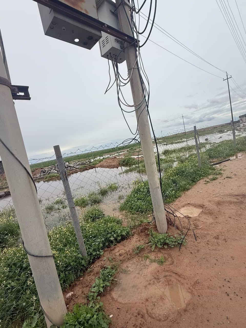 السلام عليكم
ارض للبيع 
بيها غرفة نام جلسة مع صحيات 
مساحة الارض 2150 يعني دونم اله 
مي كهرباء تبليط واصلات بلباب 
موقع الامسحلي قرية العدلة خلف قاعة دريم ستي
بيها تفاصيل نوب اتصل وتدلل 
***********
