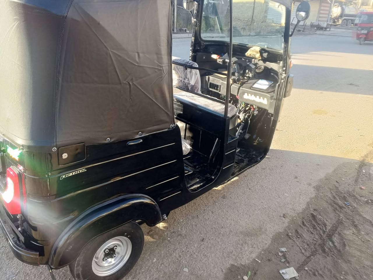 سلام عليكم تكتك 2017 رقم أو سنويه بغداد بسمي تحويل ثاني يوم بيها تعمير كاعيه سائق مبدله اصليه شركه او جارده صبغتها عام تكتك حلوه أو جديده مابيها نقص  ول صبغ جماليه بس مكاني بغداد الرشاد *********** اتصل وتدلل
