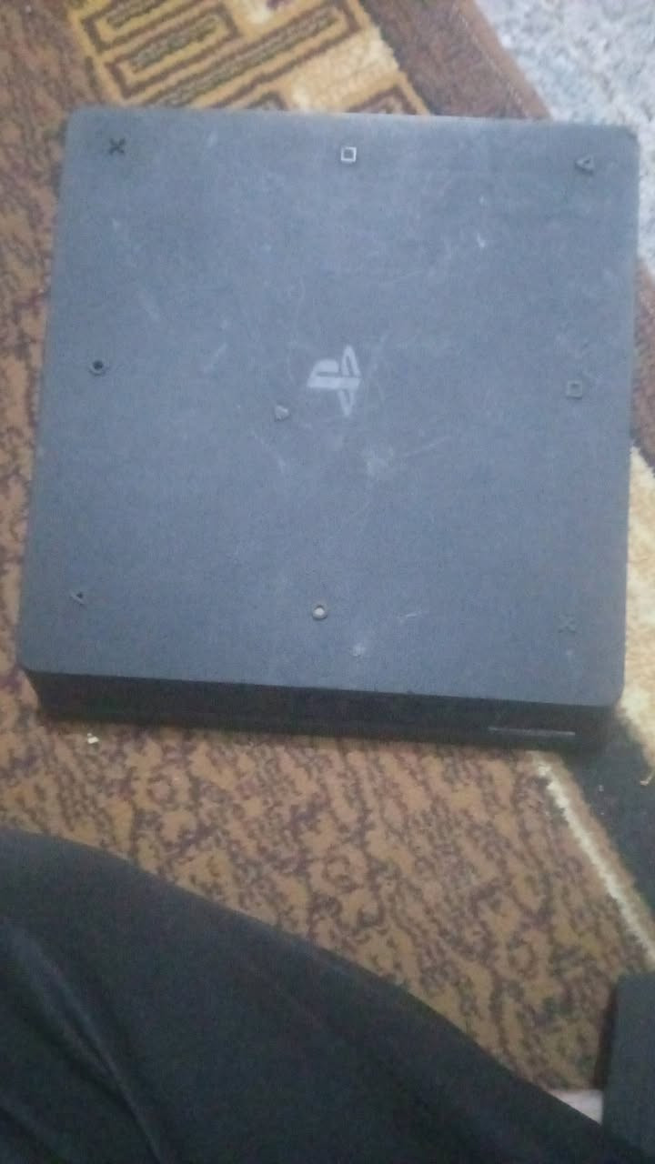 السلام عليكم ، بلي فور سلم مهكر ، ويا جوستكات اكثر من 2  بي خلل بسيط بـالماطور مال قرص مياثر لان البلي مهكر ،نضام 11.02 ، السعر 275 وبي مجال ، للتواصل *********** واتس ، *********** ، واتس وخط
