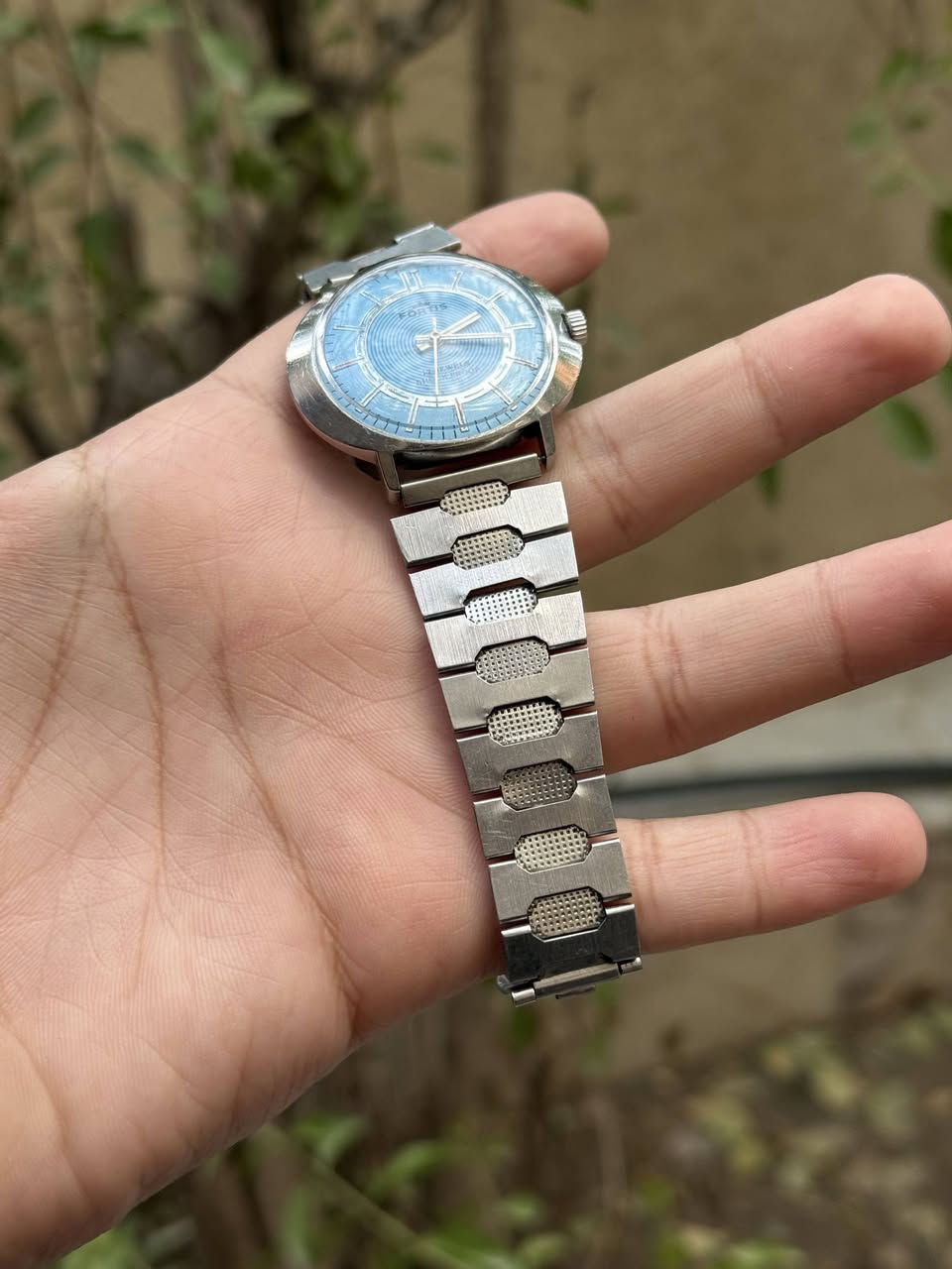 ⌚ FORTIS Vintage -Swiss Watch-
فرصة نادرة لعشّاق الساعات السويسرية الكلاسيكية ✨
ساعة Fortis أصلية من حقبة الستّينات(غالبًا) بتصميمٍ أنيق وخالد يعكس روح الزمن الجميل.

🔹 حركة ميكانيكية
🔹 17 حجر – Shock Proof 
🔹 سويسرية أصلية 🇨🇭
🔹 مينا باللون الأزرق الفاتح(Ice blue) مميّزة جدًا ونادرة 
🔹 مؤشّرات وعقارب بارزة بحالة ممتازة
🔹 شعار Fortis الأصلي من الخلف
🔗 السوار مختوم، لكن غير مؤكّد انّه أصلي (قد يكون مستبدل)

 
قطعة تجمع بين التاريخ، الجودة، والذوق الرفيع
متوفرة حاليًا في متجرنا

للطلب والإستفسار:
تواصلوا ويانا عالخاص
أو واتساب على الرقم: ***********
او على التليجرام: @drwatchee
