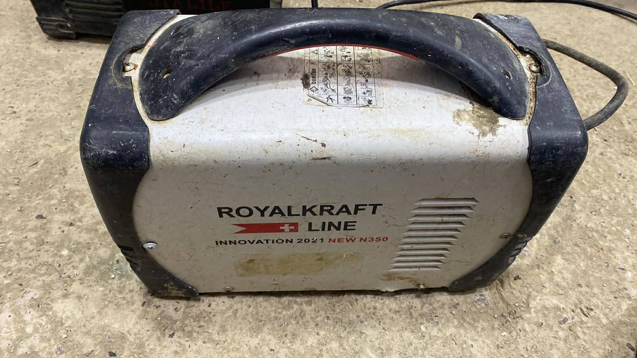 مكائن لحيم يشتغلن بس مايلحمن سعر الوحدة 25
***********
