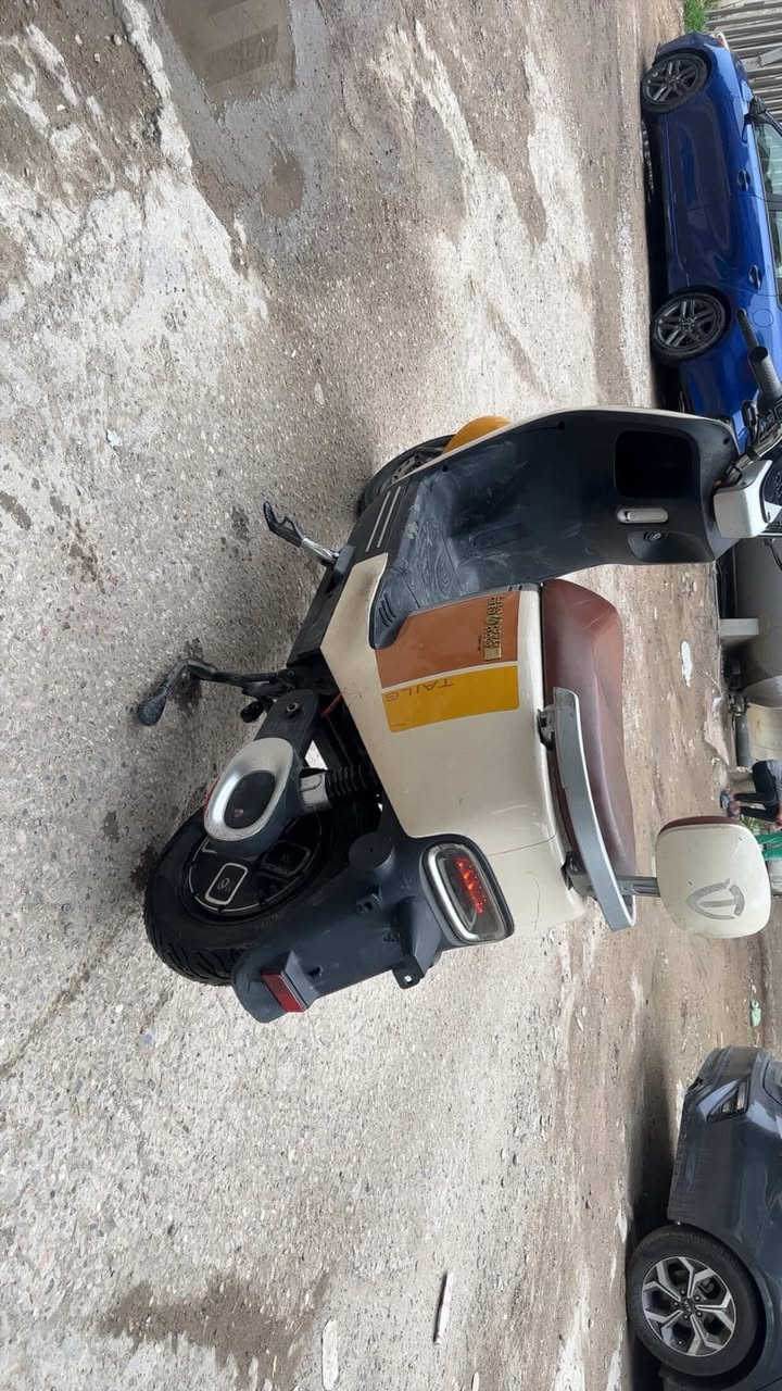 سلام عليكم دراجه شحن نضيفه شركه تايلنج بيهه ملاحظه وحده البطاريات نص عمر السعر ٤٥٠ للاستفسار ‭٠٧٧٠ ٤٦٦ ٥٠٠٠‬عنواني شارع فلسطين
