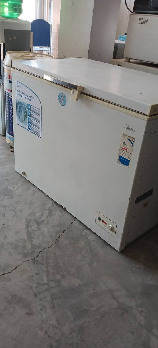 مجمده مستخدمه نظيفه وبلادي حجم ١٤ قدم نوع ميديا /العنوان بيجي شارع المصرف مقابل مدرسة الفضيله للبنات / للاستفسار /*********** /***********
