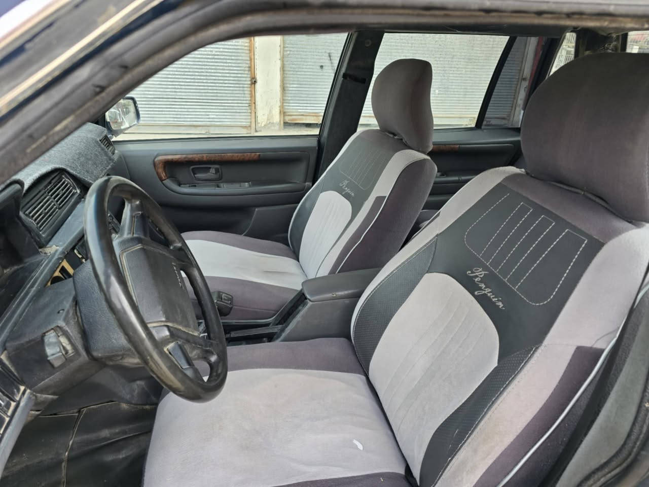 السلام عليكم فالفو موديل 90حجم 740 تخم تاير مكينه اوتو جدد رقم نجف باتري جديد كابريته مصبوضه عام  سياره جاهزه  
مكاني كفل  لاتصال ***********
