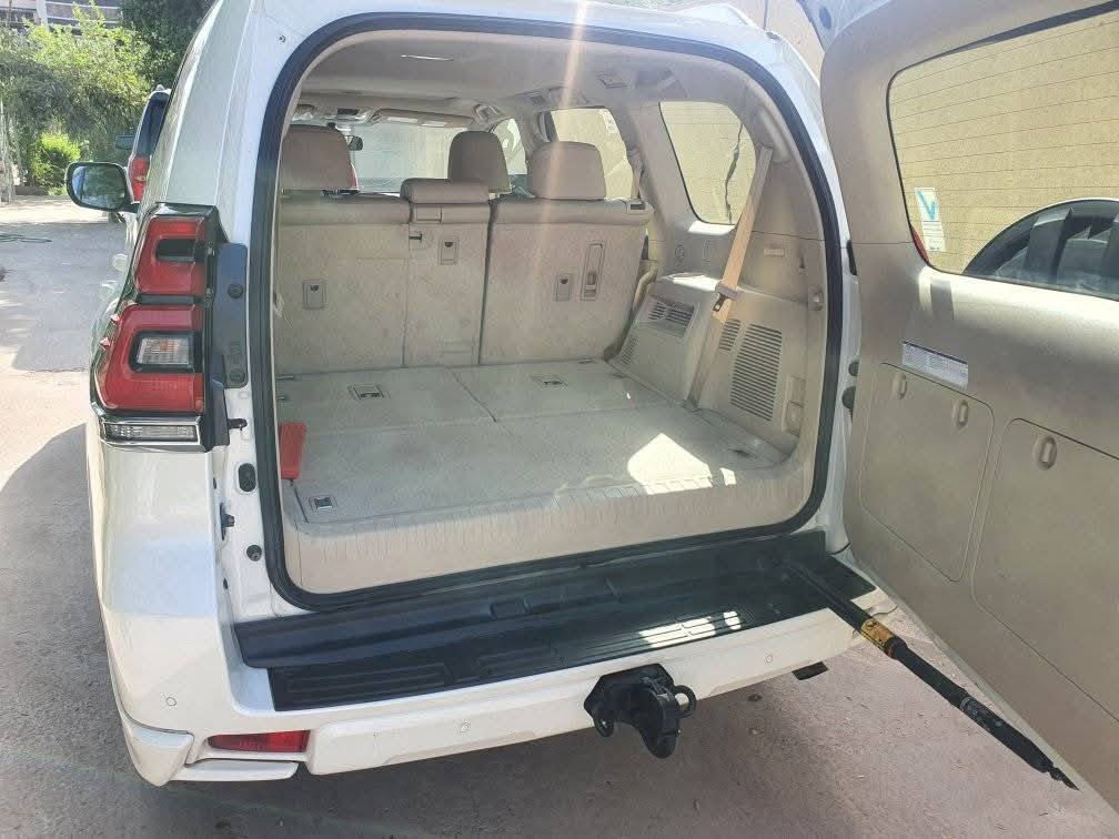 السلام عليكم اخوان 
للبيع برادو موديل 
2020 الفئه vx
ماشيا 70الف مشي حقيقي 
السعر 377 وبيها مجال للطيبين 
العنوان:صلاح الدين بلد 
للإستفسار الاتصال  ***********
