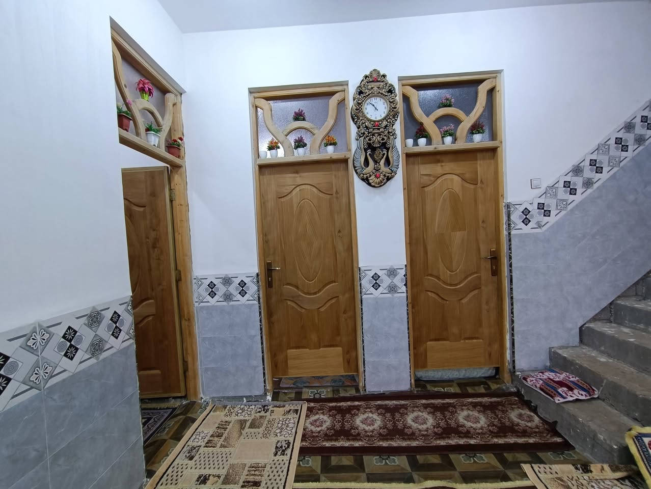اللهم صل على محمد وآل محمد
بيت للبيع في قضاء الاحرار منطقة المزاك قرية الكم مساحة البيت 850 متر واجهه 22 متر النزال 35 يتكون البيت.. من 3 غرف نوم وصاله ومطبخ واستقبال.
إستقبال 7×4
غرفه نوم 6×4
غرفه نوم 5×4
غرفه نوم 4×4
هول صاله 9×4
مطبخ 5×4
البيت جاهز من كلشي ماعدا الأرضيه صب
الراغب بالشراء الاتصال على *********** _ ***********
