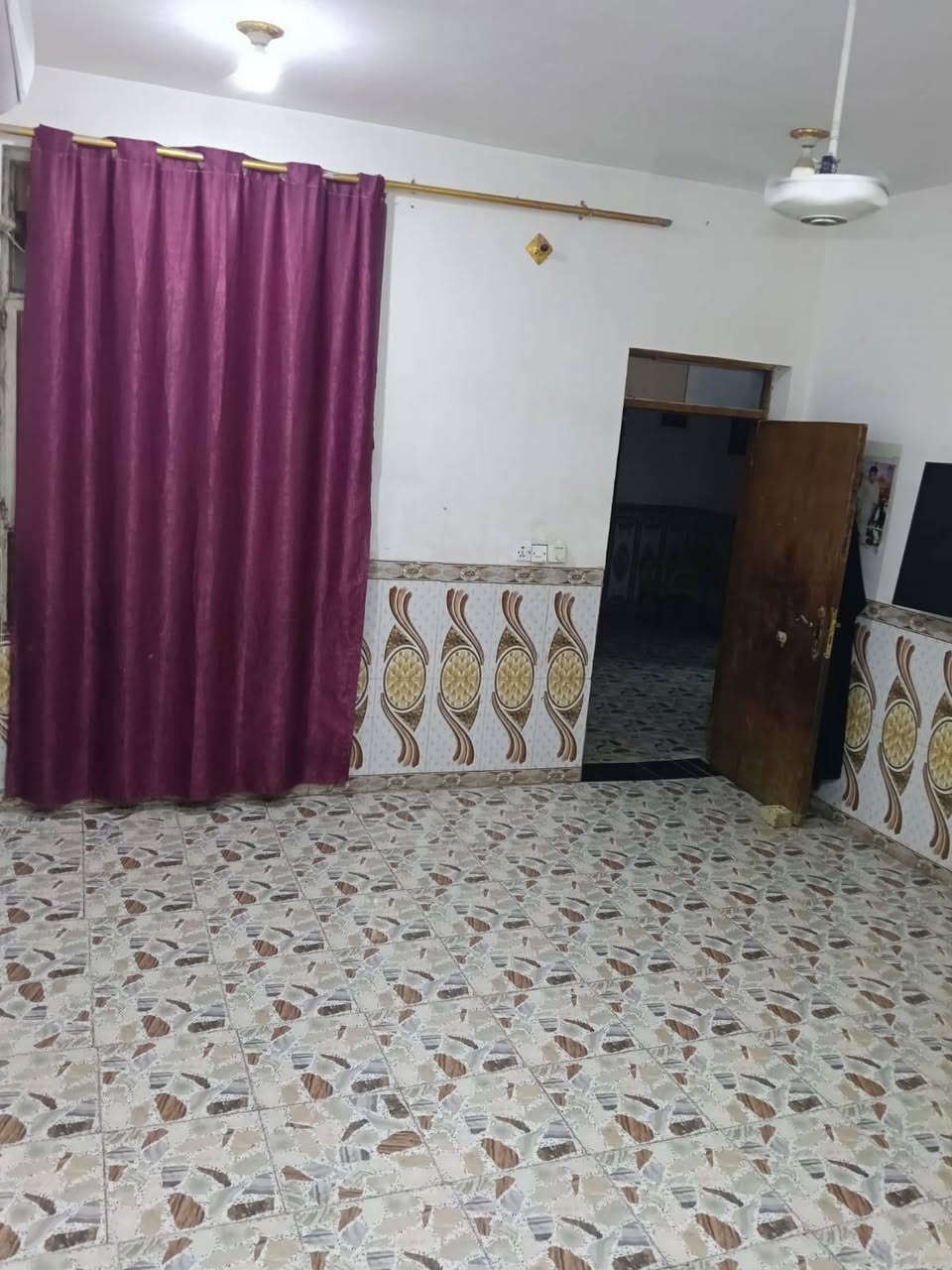 المكان: جسر ديالى الجديد الكرغولية - شارع كريش يبعد عن سريع القناه 4 دقايق
📐 المساحة: 190 متر واجه 9 ونزال 21 على شارع مو داخل الأفرع 
🏠 المواصفات: غرفتين نوم كبار ستقبال جبير صحيات خارجية وصحيات داخلية وصالة جبيرة وكراج داخل البيت 
- كامل الخدمات: ماء + كهرباء + مجاري
- بياض كامل + سيراميك كامل باقي فقط الواجه والبيتونه نقص بياض 
- ستارة + بيتونة 
- سطح شتايكر
- نوع العقار طابو زراعي عقد 25 حق التصرف وبئسمي 
البيت جاهز للسكن

للتواصل: ***********

