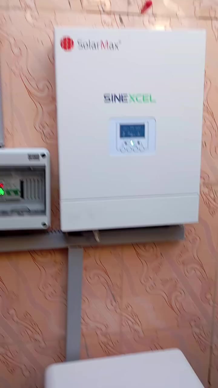 ✨ اللهم صلِّ على محمد وآل محمد ✨

☀️ تم بحمد الله تجهيز وتنصيب منظومة طاقة شمسية رقم (217)
من قبل مكتب الوسام للطاقة الشمسية ⚡

🔋 مواصفات المنظومة:

⚡ الإنفرتر:
انفرتر 6 كيلو واط من شركة Solar Max
ماركة Synexel الأصلية
✔️ ضمان 5 سنوات حقيقي (صيانة أو تبديل)
✔️ ربط مباشر مع البطارية عبر نظام BMS لأعلى مستوى حماية وأداء.

☀️ الألواح الشمسية:
🔹 عدد 8 ألواح
🔹 قدرة اللوح 615 واط
🔹 ضمان 12 سنة
🔹 كفاءة عالية وإنتاج قوي للطاقة.

🔋 البطارية:
بطارية ليثيوم فوسفات الحديد LiFePO4
🔹 سعة 16.5 كيلو واط
🔹 314 أمبير – 51.2 فولت
🔹 عمر تشغيلي يصل إلى 8000 دورة شحن
✔️ ضمان 5 سنوات حقيقي صيانة أو تبديل.

🛡 حماية المنظومة:
✔️ ربط الإنفرتر مع البطارية عبر BMS (من أقوى أنظمة الحماية في الطاقة الشمسية).
✔️ قاطع جوزات أصلي من شركة Solar Max
🔹 وحدة DC
🔹 عدد 2 سمارت AC

📍 تم تجهيز وتنصيب المنظومة في ديالى – الخالص / قرية السعدية الشط

📞 للاستفسار والحجز:
***********

⭐ مكتب الوسام للطاقة الشمسية
خبرة في تجهيز وتنصيب منظومات الطاقة الشمسية مع ضمان حقيقي وجودة عالية. ☀️🔋
