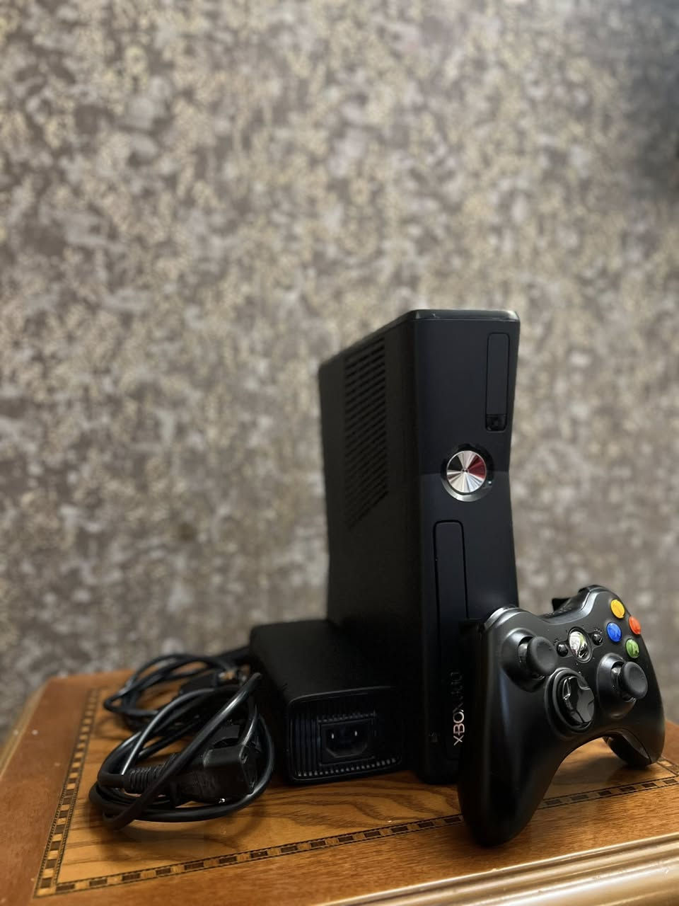 نظافة 100/100 مال بيت 
جنت ضامه ما مستخدمه وقليل كلش مشغلة 
يدة وحدة وكامل ملحقاتة 
نقص فيشة HD 
تنزل من سعر الجهاز 
بي 55 لعبة من اقوى الالعاب 
سعر الجهاز 105,000 وبي مجال بسيط انشالله 
مكاني بغداد حي البنوك 
***********
