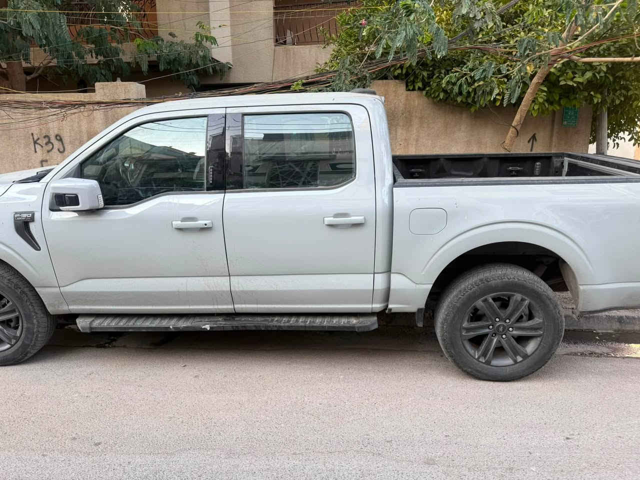 🚘 للبيع | Ford F-150 Lariat PowerBoost Hybrid 2023 🚘
إذا تبحث عن القوة، الفخامة، والاعتمادية، فهذه السيارة خيار ممتاز.

✅ Ford F-150 Lariat
📅 الموديل: 2023
🇺🇸 الوارد: أمريكي
⚙️ المحرك: 3.5L EcoBoost V6 Twin Turbo Hybrid (PowerBoost)
💥 القوة: 430 حصان
⚡ ناقل الحركة: أوتوماتيك 10 سرعات
🛞 الدفع: رباعي (4×4)

المواصفات:
✔️ مقاعد جلد فاخرة
✔️ تدفئة وتبريد للمقاعد الأمامية
✔️ شاشة وسطية كبيرة مع Apple CarPlay وAndroid Auto
✔️ كاميرات 360°
✔️ حساسات أمامية وخلفية
✔️ مثبت سرعة ذكي
✔️ نظام المحافظة على المسار
✔️ تشغيل بصمة
✔️ إضاءة LED
✔️ جنوط ألمنيوم أصلية
✔️ أداء قوي مع استهلاك وقود اقتصادي بفضل نظام الهايبرد

💰 السعر المطلوب:30,000 دولار (قابل للتفاوض بالمعقول)

📞 للتواصل: ***********

للمهتمين، التواصل عبر الاتصال أو الواتساب على الرقم أعلاه.

#Ford #F150 #Lariat #PowerBoost #Hybrid #4x4 #FordF150 #للبيع #العراق #بغداد
