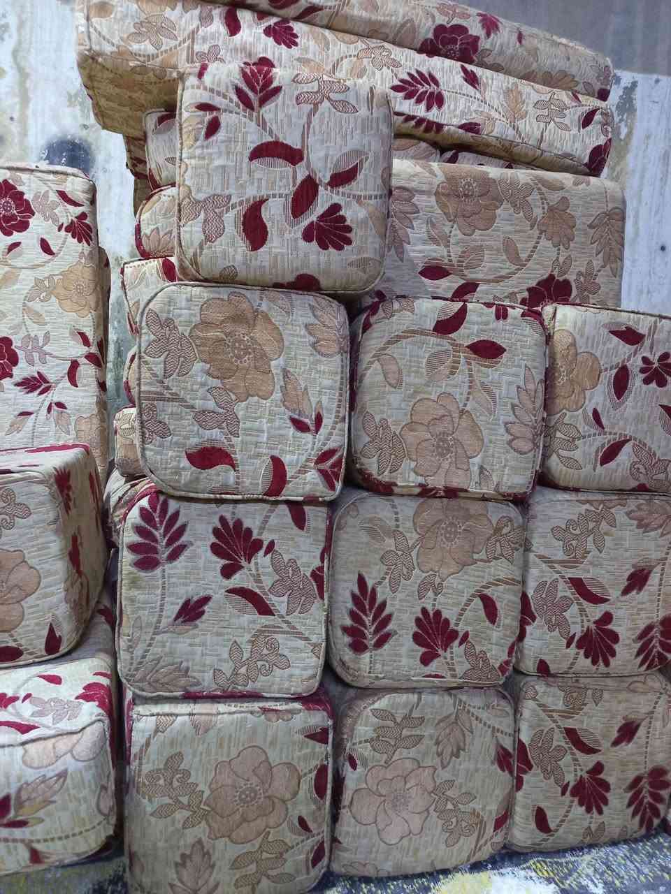 السلام عليكم 
تخم ديوان 35 متر نظييف جدا مامستخدم مستعجل ع البيع اريده ب 600

***********
