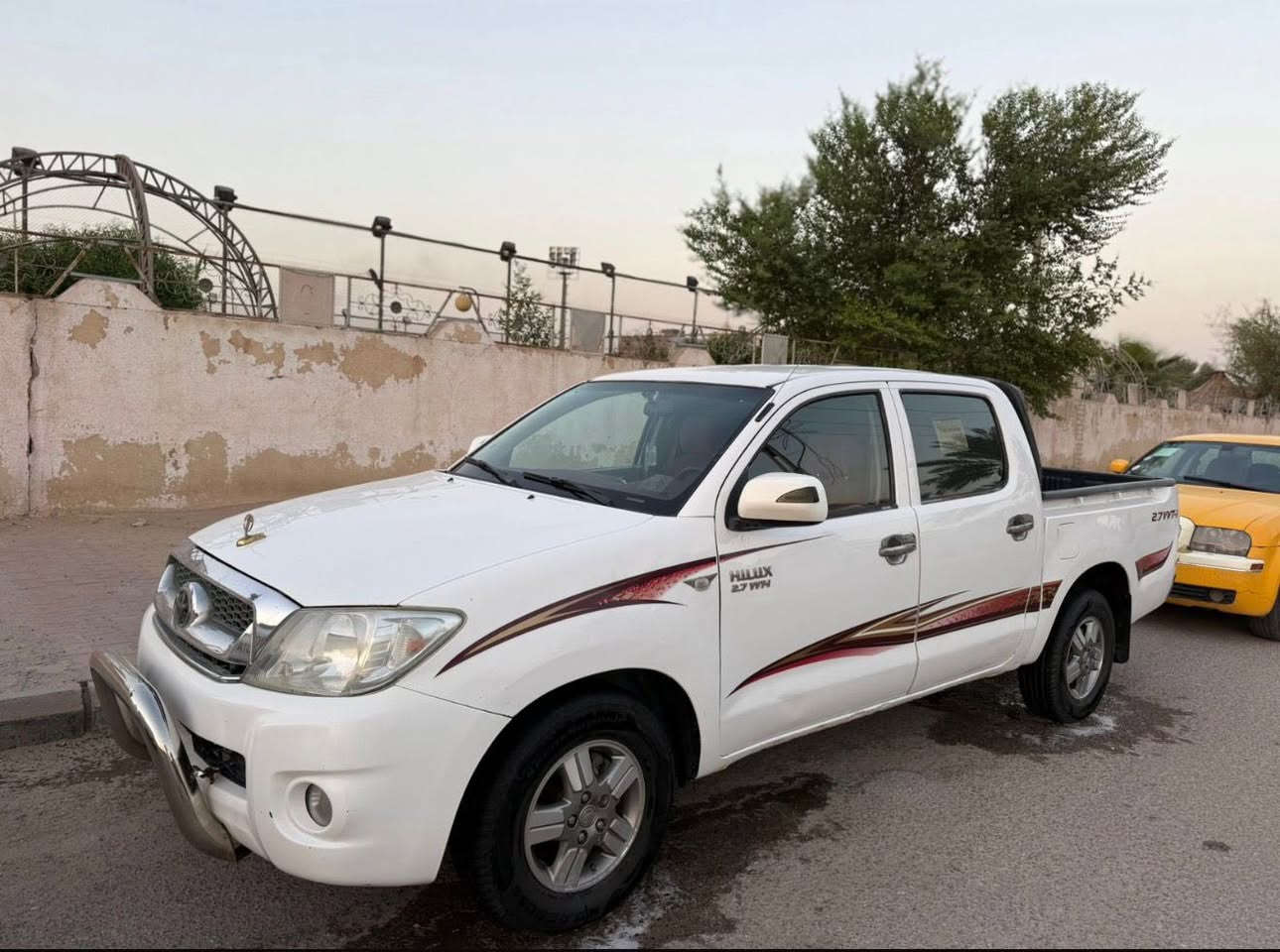 السلام عليكم للبيع تيوتا هايلوكس مديل 2009 كويتي اساير مكفوله كفاله عامه ماعده اشبر رشه مئشر عليه مكينه عل شرط كير حداديه جاهزه من كلشي ومكفوله رقم قادسيه سنويه جديده 
اسعر 139وبيه مجال بصيط للستفسار ***********
