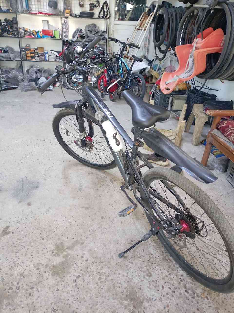 السلام عليكم اخوان
بايسكل للبيع جبلي من ماركة MTB
البايسكل أصلي
جاملغات جديده 
امبيثري أشغل الي ايعجبك وصوته خرافي
فيدراليه أحمر أزرق اصليه
مطاره لون أبيض 
عداد سرعه ياباني أصلي 
الفج مال بريك من ماركة OK أصلي 
ستاند صفح أسود جديد أصلي 
يدات الكير اصليه مال بايسكل 
عندك الكير الخلفي 8 نمر مال جبال 
وعندك الكير الامامي3 نمر مال جبال 
بايدرات جديده أعراض 
البايسكل بي دبلين واحد أمامي علمود الطسات والخلفي همات 
عندك الويل الأمامي أبو الطبيكه 
المكان: بغداد حي الجامعه 
الرقم:777 570 9130 متوفر واتساب واتصال 
السعر:180 ألف وبي مجال بسيط
