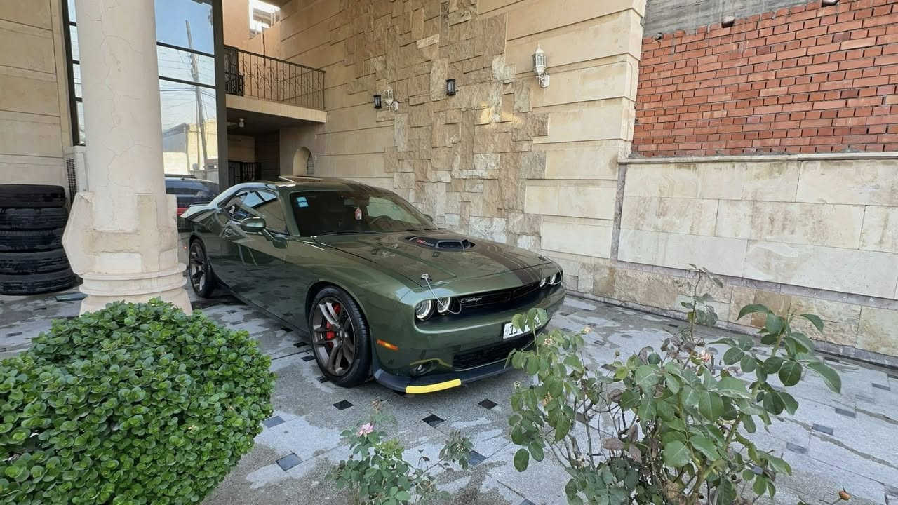 السلام عليكم شباب،
للبيع: دوج جالنجر Shaker موديل 2023 (آخر إنتاج ونسخة محدودة).

✅ ماشية 25 ألف ميل فقط
✅ بدون أرباك
✅ بدون صبغ نهائياً
✅ تعديل بارد فقط
✅ ربع بنيد وربع جاملغ فقط

المواصفات:
• فتحة سقف
• كراسي شامواه
• لايتات زينون
• بريكات بريمبو 6 بستم (وليس 4 بستم)(يعني مال هيلكات)
• 10 سماعات مع دِمّام
• السيارة مبرمجة بالكامل وتولد حوالي 520 حصان

السيارة نظيفة جداً وجديدة ، قوية، وكل شيء بيها جديد حتى الهزه وبأسمي السياره 

📍 الموقع: بغداد
📄 السيارة باسمي وكاملة

للاستفسار:
📞 ***********
