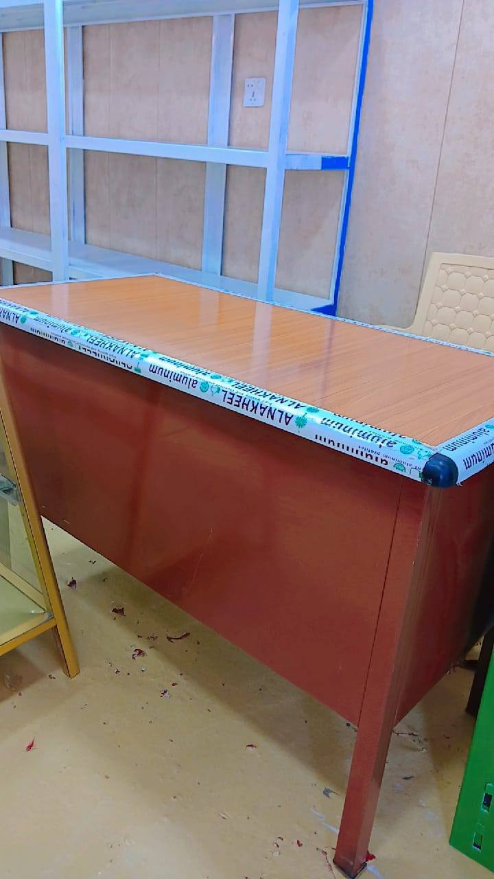 ميز جديد وباترينة
للبيع ***********
