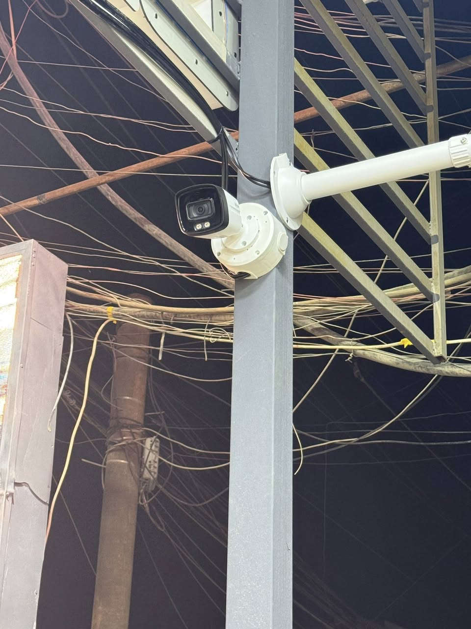 احمِ نفسك و احفظ حقك من خلال تركيب كاميرات المراقبة الذكية !
حافظ على منزلك, محلك, شركتك, عيادتك من خطر السرقة او المشاكل المفتعلة.
✅ نوفر كاميرات مراقبة من مختلف البراندات والنوعيات.
✅ خدمة صيانة و تنصيب الكاميرات.
✅ يوجد خدمة توصيل/ نقليات لجميع انحاء العراق.
للتواصل:
واتس اب: ***********

***********

مكتب العنكبوت 
العنوان:
بغداد/ الامين / شارع بيت بنيه / قرب دكتورة فريده 
#كاميرات #كاميرات_المراقبة #دهوا #هاكڤچن #اسوار #الطارق #فيشة_كاميرا #بوكس_كاميرا #بوري_كاميرا #dahua #Aswar #Hikvision #cvv #security_camera
