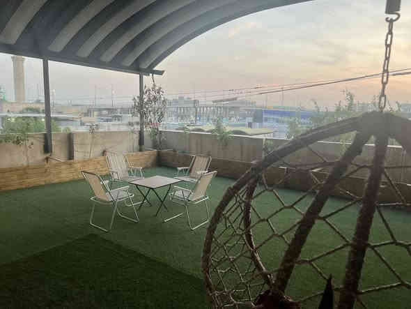 السلام عليكم 

تتوفر شقق مفروشه حديثه للإيجار ( للعوائل فقط ) موقع  الشقق جدا مميز  (بنص بغداد )بغداد - شارع فلسطين مجاور تقاطع قرطبه  مقابل مستشفى الجمله العصبيه مساحه الشقه ٨٢ متر تحتوي على غرفه سويت  كبيره و غرفه استقبال  وحمام  ومطبخ كبير وتحتوي كذلك على منورين ، تتوفر في الشقه كافه الخدمات من كراج مجاني وكهرباء ٢٤ ساعه وسبالت انفيرتر وخدمه الانترنيت . علما ان البنايه مجهزه بمنظومه طاقه شمسيه .

🩸سعر الايجار الشهري مليون وميتين  الف دينار شهريا شامله جميع الخدمات .

🩸 عرض البلاك فرايدي ومحدود لمده 5 ايام من تاريخ البوست خصم 7%من قيمه الايجار . 

للتواصل على الرقم ادناه : 
***********
