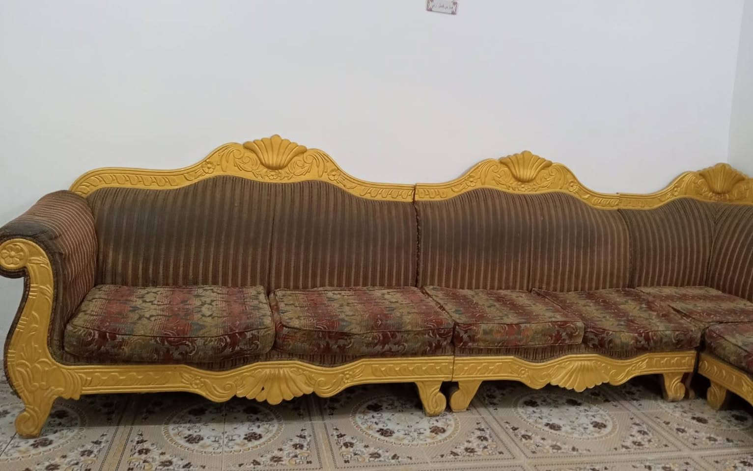 ديوان ابو التاج ياخذ ١٠ نفرات ٥ قطع السعر ١٥٠ وبي مجال للاستفسار الاتصال على الرقم ***********
