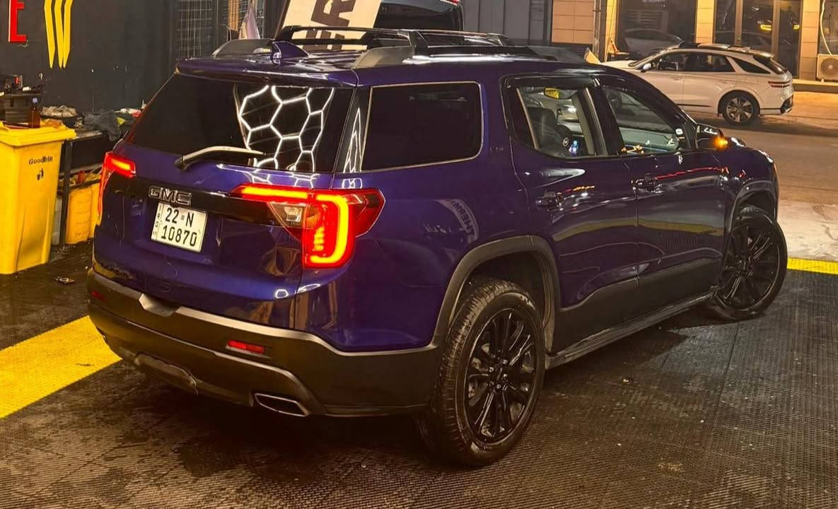 جي ام سي اكاديا 2023 محرك 6 سلندر 
GMC ACADIA 2023  V6 
فئة SLT بلاك ادشن 
حادث السيارة امامي جهة يمنى 
مبدل بيهة بنيد 

مواصفاتهة : 
نظام اقتصادي تشتغل 6 سلندر و 4 سلندر 
اربع كامرات 360 درجة 
سستم صوت Bose 
تدفئة و تبريد بالكشنات الامامية 
تدفئة بالستيرن 
تدفئة بالكشنات الخلفية 
الكشنات الامامي كهرباء 
خزن وضعية السايق 
ستيرن يصعد وينزل و يتقدم كهرباء 
دشبول شاشة مو عداد 
بروجكتر بالجامة الامامية 
ابل كار بلي و اندرويد اوتو واير لس 
صندوك كهرباء و توجد علامة gmc فتح بالقدم 
تشغيل عن بعد 
نقطة عمياء 
تحديد مسار 
توقف امامي ذاتي
مري شفط
مري السايق تعتيم ذاتي 
مراية الوسطية تعتيم ذاتي
ويل 20 لون اسود بلادي  
زارعلهة انارة محيطية بالداخل 
وزارع عدسات بدال البروجكتر الجوة 

السيارة بيهة اضافات من شركة GMC اصليات كلهن  1: ارضيات سعرهن 400$
2: دوسات صعود سعرهن 1000$
3: وبيهة رمز دخول بالباب سعرة من الشركة 200$
4: و روف راك ( سيبايات )  سعرهن 350$ 

رقم الشاصي 1GKKNMLSXPZ238897

السيارة رقم اربيل و ب اسمي 
ابيع فقط تحويل و ما اراوس 

رقمي *********** 
مكاني بغداد - حي الجامعة
