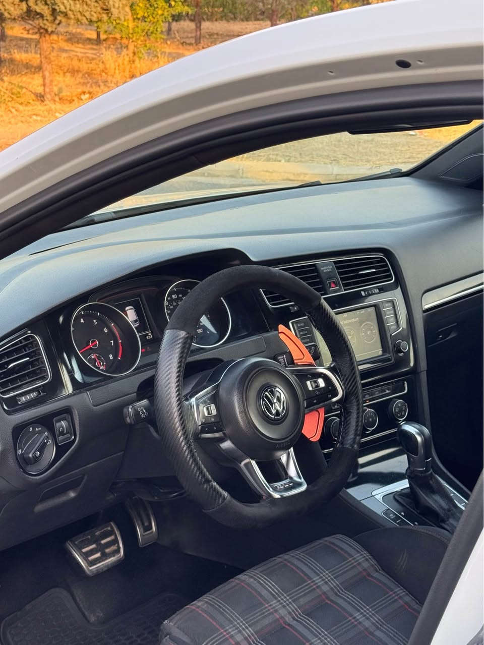 فولگس واگن گولف مواسه فات GTi كلين بي سبوغ يه ك جي تعديلي هيه داون پاپي له سه ره سياره كه ستوكه گير مه كينه به شه رت نه كرايته وه به گليتي گولف R له سه ره چوار تايه ي تازه ي له سه ره نوي ته قه و ره قه به شه رت يه ك گلوپي ناوگيجي پي نيه به ناوي خؤمه سياره كه له سه ر ده قي خؤي مايته وه سعري 123 مه عامه ليكي زور زور كه م ژ.م *********** أربيل, العراق
