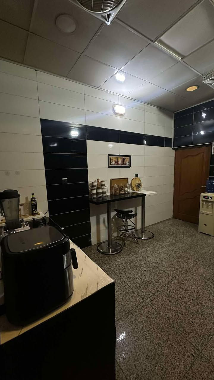 البيع دار مساحه 150 وجها7ونص
حي الاعلام العمداء 
طابقين بناء جديد ارضيه مرمر
طابق لاول
صاله ومطبخ وحولي غرفت نوم خدمات 
طابق الثاني
 عدد الغرف 3نوم وخدمات  
ملاحضه لبيت ينباع معه لااثاث 
اتصال ع ارقام 
***********
***********
***********
