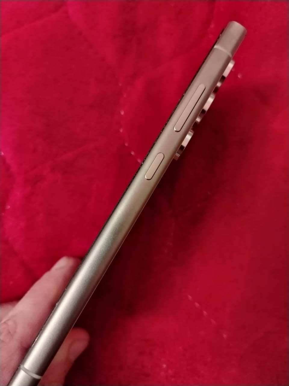 السلام عليكم جهاز اس 24 الترا ذاكره 512 ضمان عبن الفهد اللون ذهبي نظيف جدا جدا نظافه 100% عدا فطرر بالظهر قبل يومين وقع مني ملحقاته كاملة مع لاصق شاشة اصلي وحافظة اصليه مال سامسونج الاجت ويه نسخة التيرا بنفسجية للبيع سعر 975 او مراوس الجهاز اس 25 اف اي واخذ فرق العنوان بغداد الزعفرانيه للاتصال ***********
