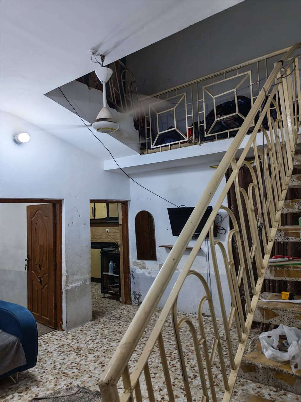 دار البيع زراعي مساحه  105 متر للبيع
غرفه واستقبال وصالة ومطبخ حمام داخلي وخارجي  ومكشوفة  وتخاريج مع شارع مقرنص  حي 17 تموز قرب جامع الاحسان  كافة الخدمات بي سعره 38 مليون بي مجال شويه 
اتصال رقم ***********

