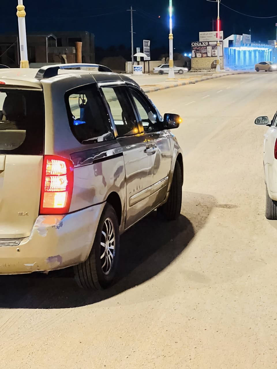 السلام عليكم سيدونا 2011 رقم بغداد لون ذهبي 
بأسمي مشروع وطني 
فول كهربائي بيبان وجنطه فتحة و شاشة  
تبريد حداديه شاشه گير محرك كله مشروط مصبوغه حزام
‭***********‬
