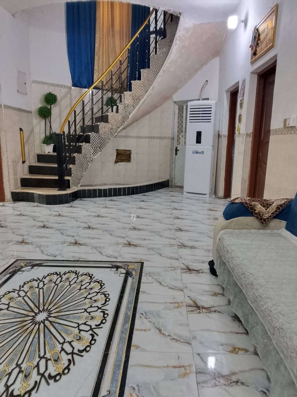اللهم صل على محمد وآل محمد 
دار للبيع حي المرتضى  شارع سكلات مصطفى الشمري  مقابل أسواق ابو محمد   المساحة 200 الوجة 10 ونزال 20 
طابقين يحتوي  الطابق  الأول استقبال 7x4  
الصالة 9x4
غرفة نوم 5x4 
مجمع صحيات 3x3
مناور عدد 2  
صحيات خارجية
طارمة توسع سيارة 

الطابق الثاني يحتوي على غرفتين نوم
غرفة 5x4
الغرفة الثانية 3x4
مجمع صحيات 3x3  

ملاحظة البيت طابقين الطابق الأول طابوق جمهوري  والطابق الثاني بلوك البيت صب كونكريت مسلح  للاستفسار اتصال فقط  
***********
***********
